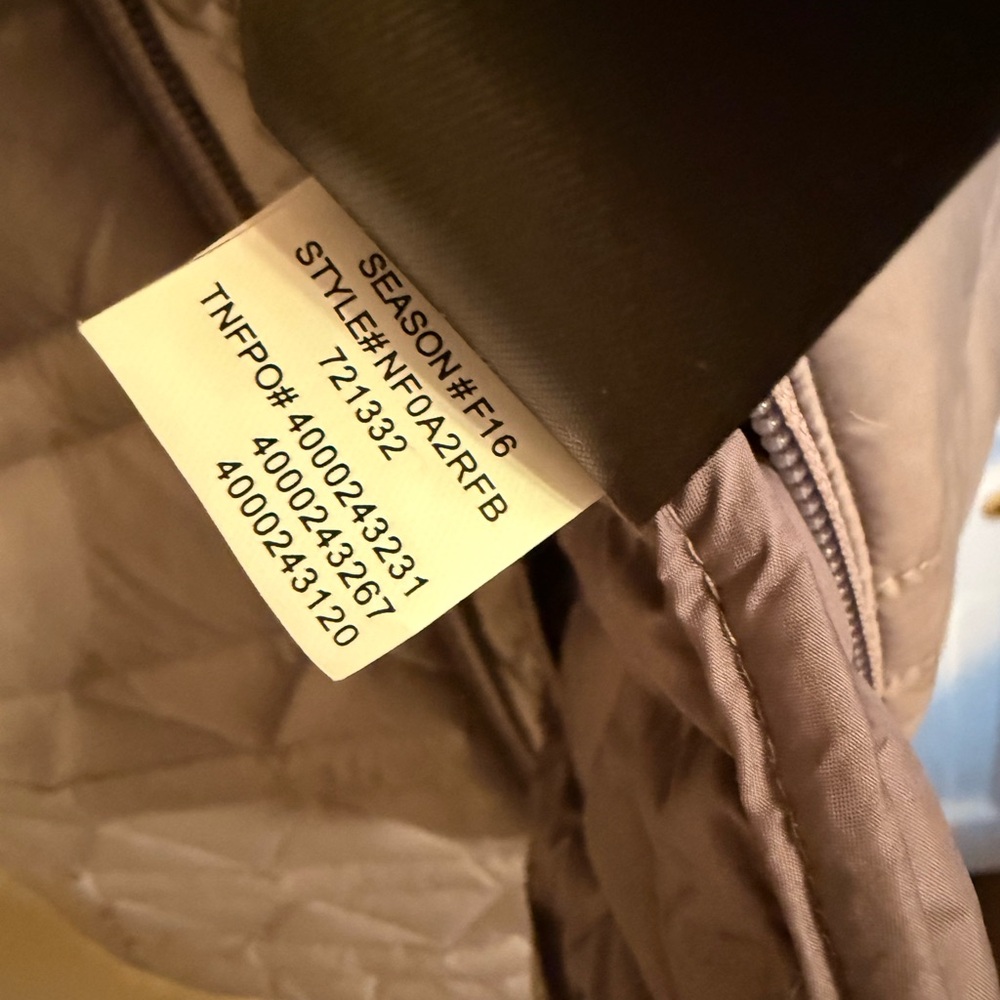 The North Face Women's Light Gray Hooded Puffer Jacket - Picture 7 of 7